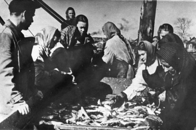 В поселке Ханты-Мансийске женщины, дети, старики добывали и производили необходимую продукцию для фронта. 