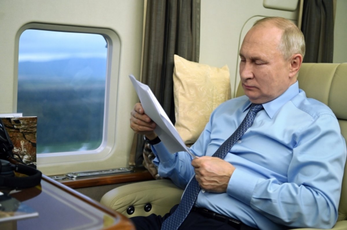 Песков: Путин в дальних поездках почти не спит