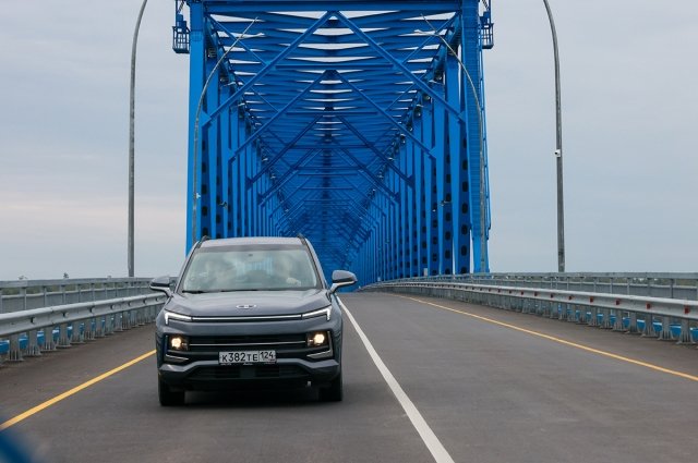 Михаил Котюков проехал по самому северному мосту через Енисей за рулём автомобиля «Москвич».