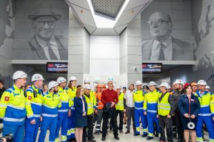 «В 2023 г. Москва завершила крупнейшие проекты развития транспортной инфраструктуры, работа над которыми продолжалась всё последнее десятилетие», – доложил Собянин президенту. В их числе – станция «Аэропорт Внуково».