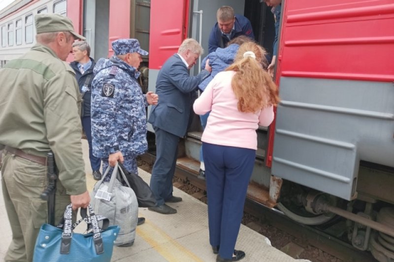Для доставки пассажиров рейса в Омск выделили электропоезд, который движется без остановок.
