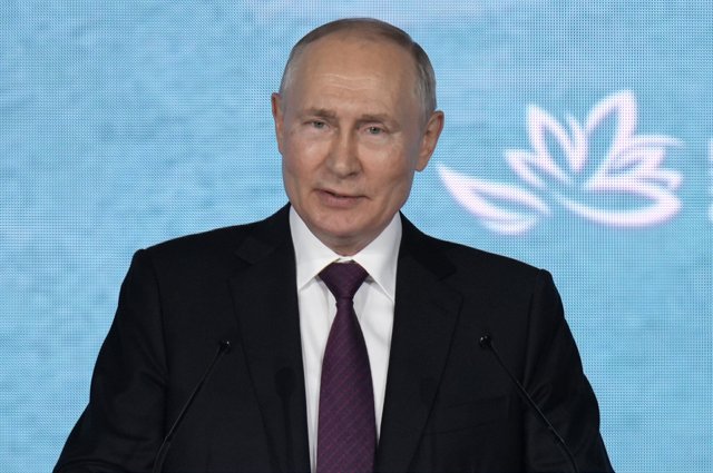 Президент РФ Владимир Путин выступает на Восточном экономическом форуме