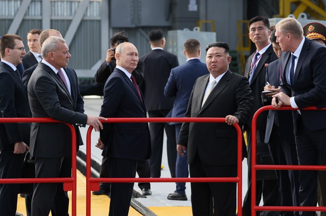 Президент РФ Владимир Путин и председатель Государственного совета КНДР Ким Чен Ын на космодроме Восточный.