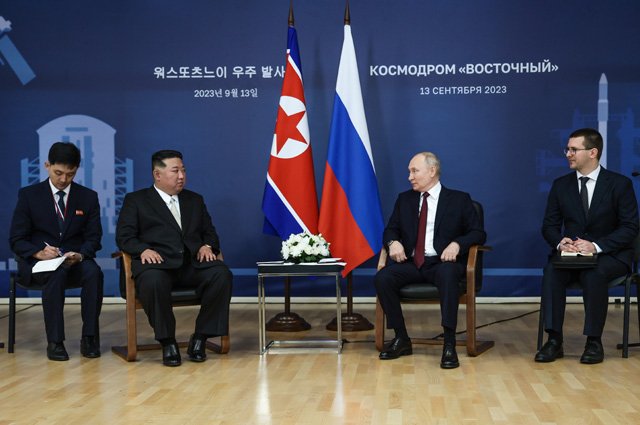 Президент РФ Владимир Путин и председатель Государственного совета КНДР Ким Чен Ын во время встречи на космодроме Восточный.