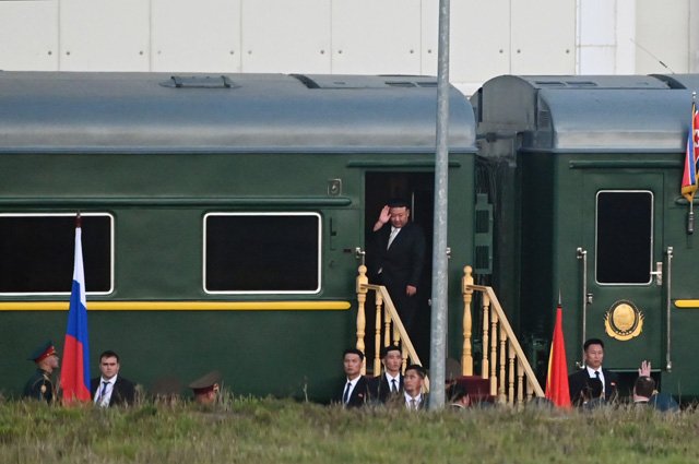 Председатель Государственного совета КНДР Ким Чен Ын отбывает с космодрома Восточный на бронепоезде после встречи с президентом РФ Владимиром Путиным.