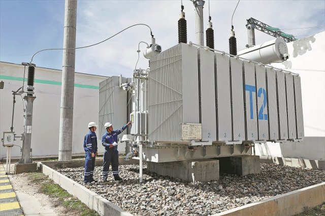 Технические специалисты из Китая проверяют оборудование на ветряной электростанции в Жанатасе, Казахстан, апрель.