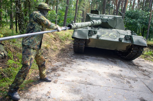 Украинский солдат чистит пушку танка Leopard 1 A5