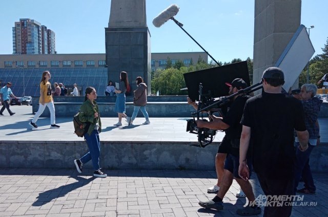 Съемки проходили в узнаваемых местах города - например, у памятника Курчатову.