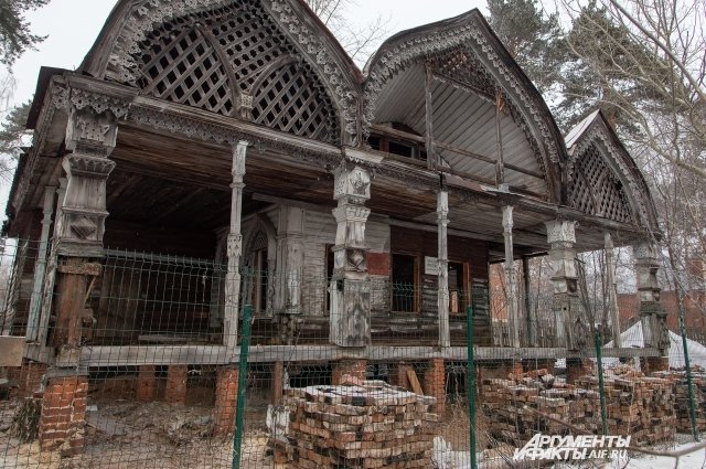 Дом находится на правом берегу реки Камы.