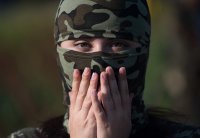 Девушка из женского подразделения батальона "Русь" ополчения Донбасса на учебных стрельбах.