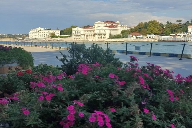 Севастополь продолжает цвести и осенью