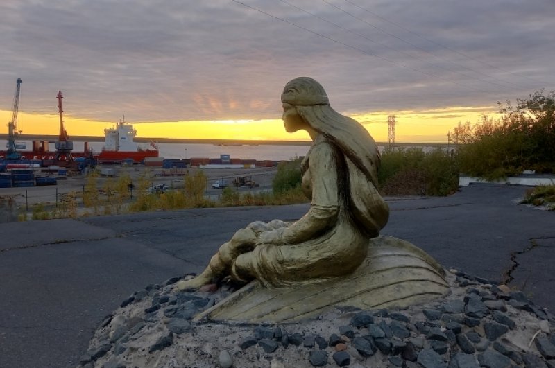 Скульптура – «Северная девушка». По легенде, это дочь шамана, которая всё ещё ожидает на берегу Енисея своего возлюбленного, купца Дудина. 