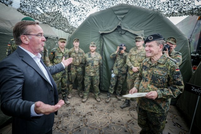 Министр обороны Германии Борис Писториус (слева) на учениях НАТО «Гриффин Шторм», в которых 1000 солдат Бундесвера с литовской армией тренируются воевать на восточном фланге НАТО. 26 июня 2023 года, Вильнюс, Литва.