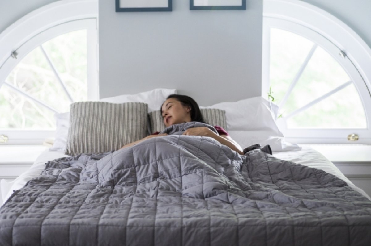 Сон под давлением. Иммунолог назвала правила ухода за утяжеленным одеялом
