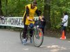 Впереди участников ехал человек на велосипеде в желтой форме, который помогал им не сбиться с дороги.