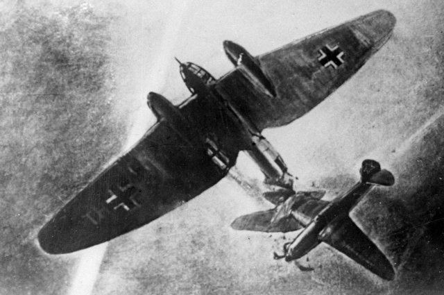 Подвиг младшего лейтенанта Талалихина. В ночь на 7 августа 1941 года в небе над Подольском младший лейтенант Виктор Талалихин совершил ночной таран. Реконструкция события.