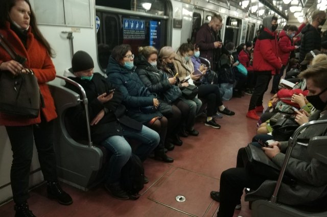 В Казани объяснили, почему с утра в метро людей не пускали сразу в вагоны на станции метро «Дубравная». 
