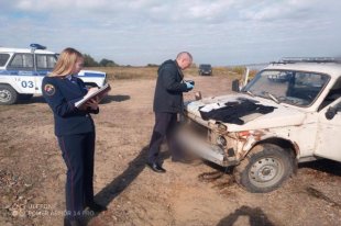 Автомобиль подозреваемого съехал в воду, а сам он, по всей видимости, погиб.