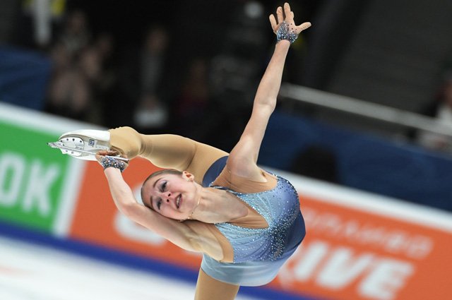 Алина Горбачева выступает с произвольной программой в женском одиночном катании в финале Кубка России «Гран-при России» по фигурному катанию в Санкт-Петербурге.