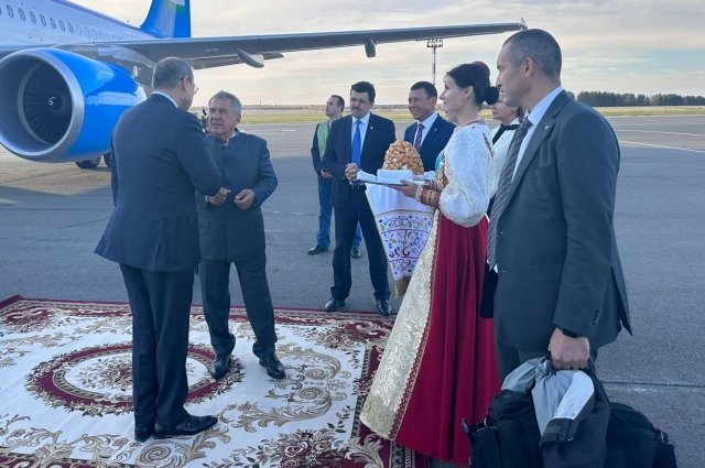 Рустам Минниханов встречает у самолета Абдуллу Арипова.