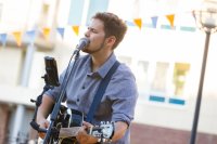 Городские музыканты на сцене исполнили творческие номера. 