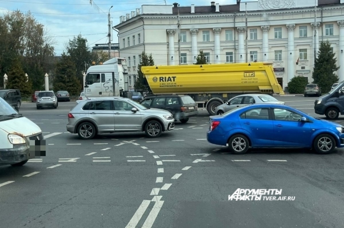 В Твери на площади Гагарина столкнулись два автомобиля | АиФ Тверь