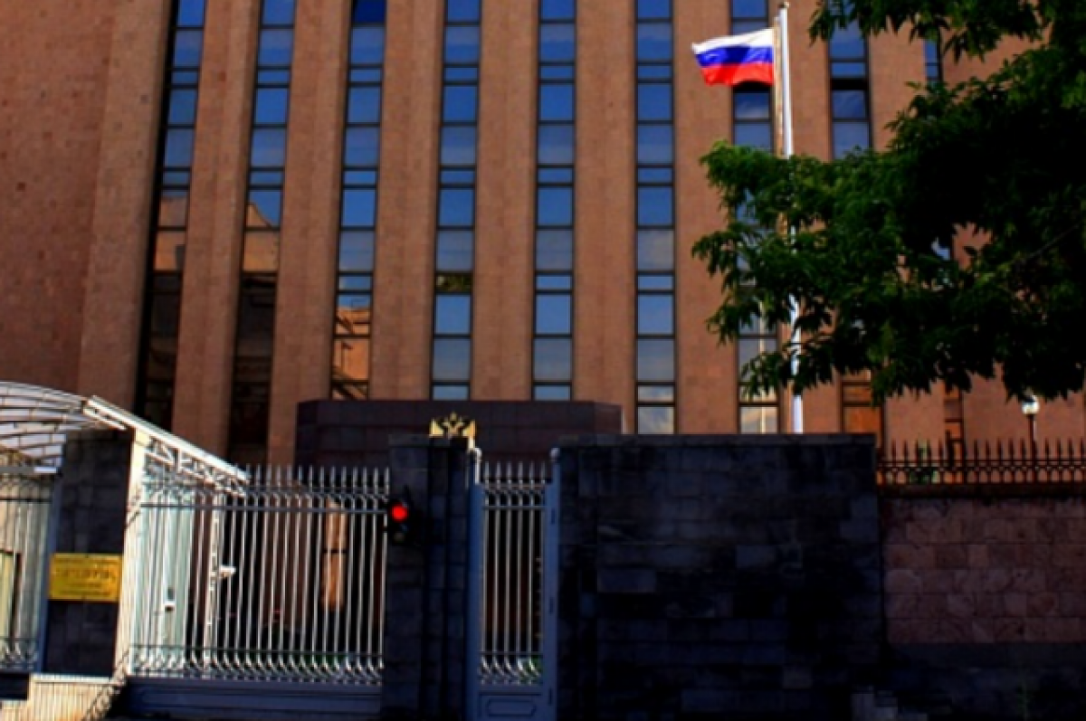 Протестующие в Ереване заблокировали посольство России