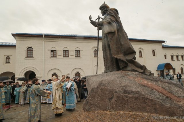 Памятник великому князю московскому Ивану III открыли во Владимирском скиту недалеко от мест, где состоялось Стояние на Угре в 1480 году.
