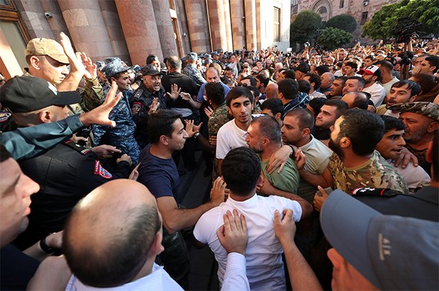 19.09.2023 г. Протестующие собираются возле здания правительства в Армении.