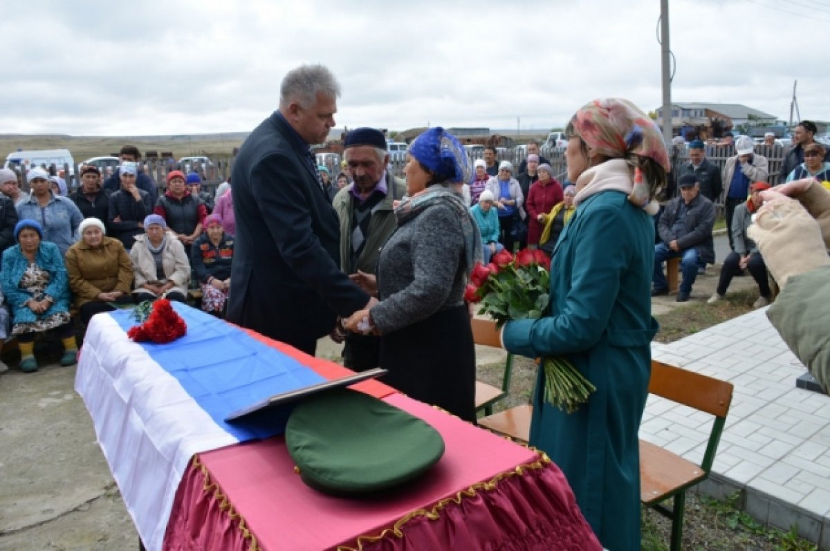 Подорвался на мине: в Гайском ГО проводили в последний путь Ильдара Аминова  | АиФ Оренбург