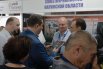 Гости экспозиции Калужской области рассматривают книгу писателя и журналиста, главного редактора "АиФ-Калуга" Алексея Урусова