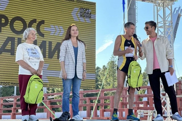 Президент Ханты-Мансийского НПФ Мария Стулова вручила подарки самым возрастным участникам забега в Ханты-Мансийске.