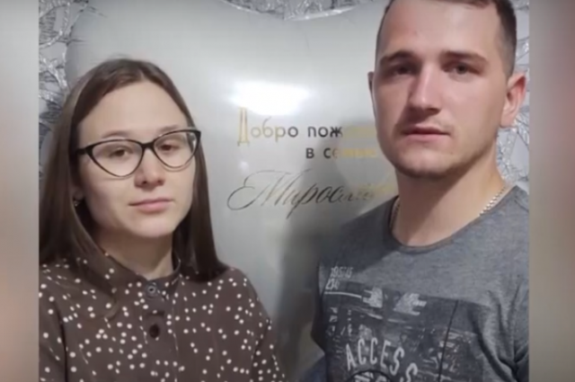 Молодая семья поблагодарила полицейских за помощь.