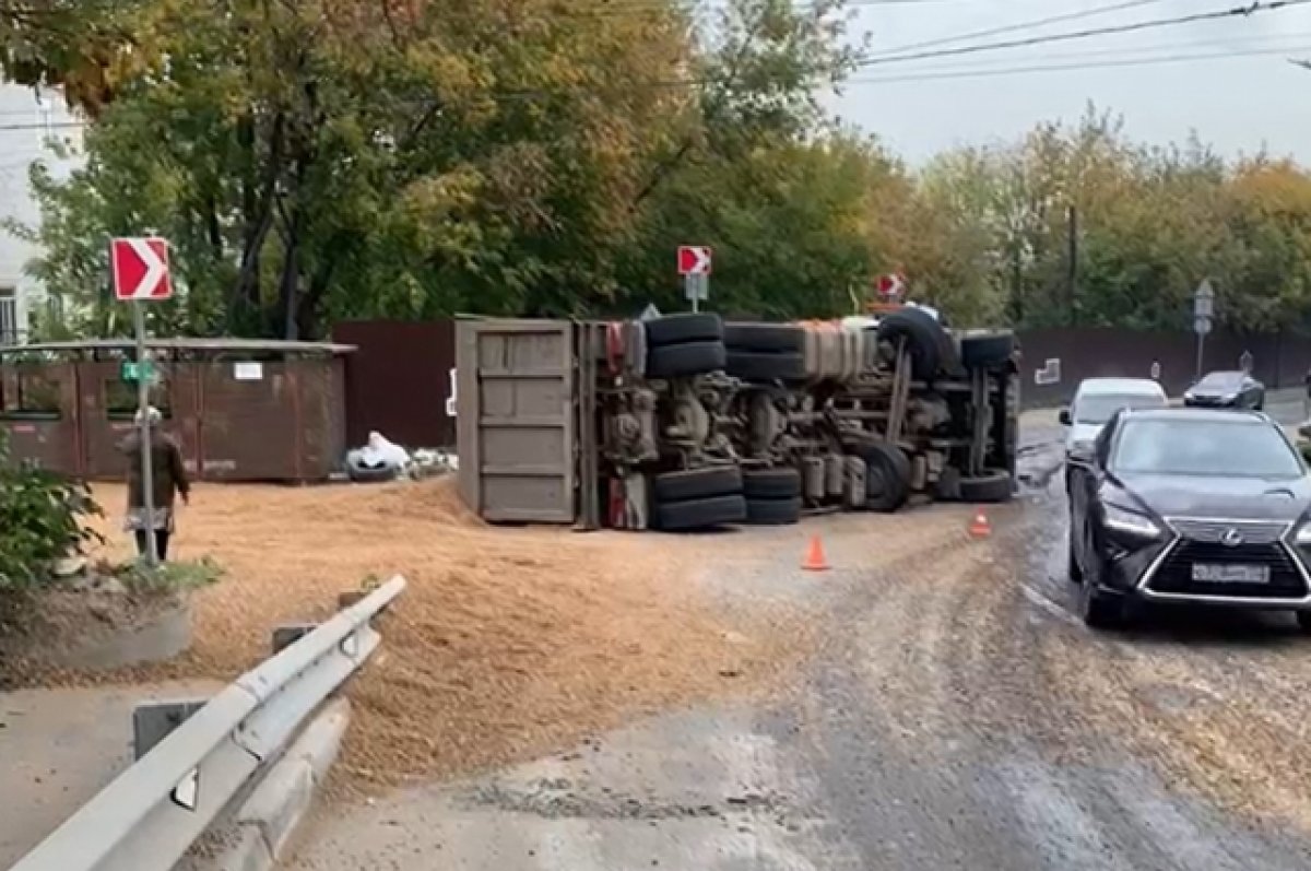 Грузовик опрокинулся в Нижегородском районе Нижнего Новгорода | АиФ Нижний  Новгород