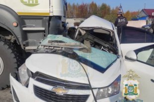 Водитель автомобиля не справилась с управлением и врезалась в автоцистерну.