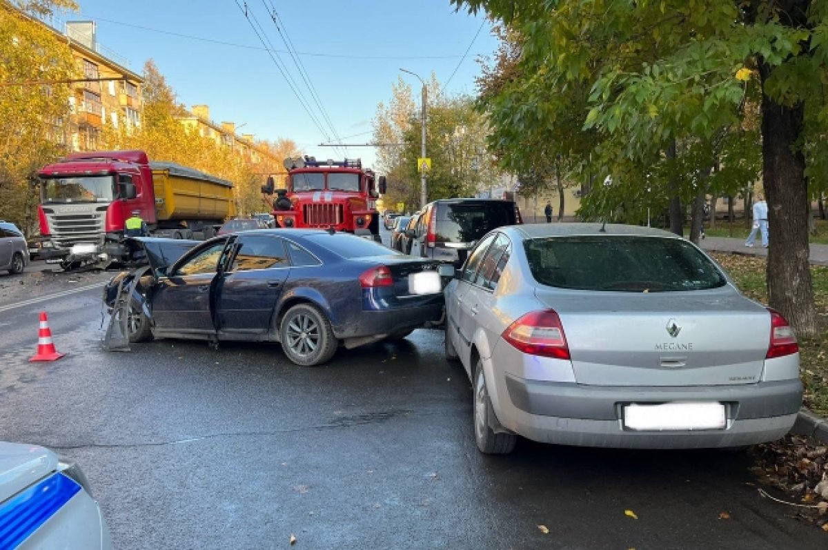 В Кирове иномарка влетела в грузовик на Октябрьском проспекте | АиФ Киров