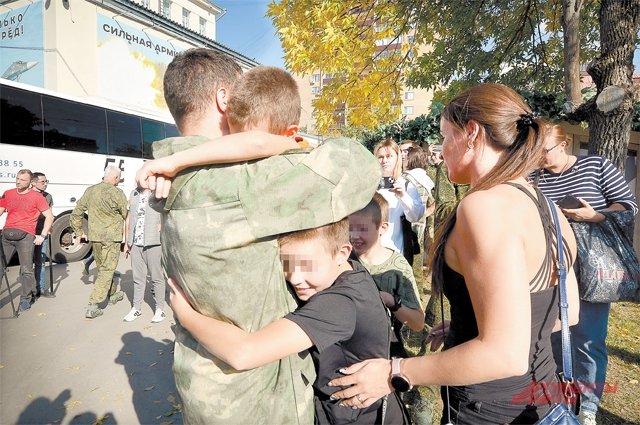 Жёны, матери, дети крепко обнимают бойцов, желая им вернуться домой здоровыми и с победой