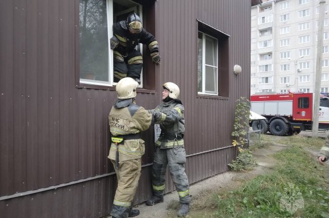 Попасть внутрь квартиры спасателям удалось лишь через окно.