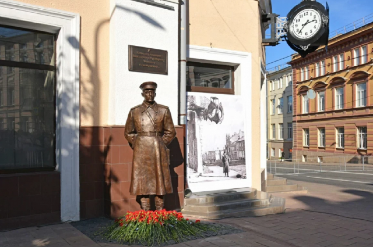 В Смоленске открыли памятник постовому, который стоял под часами 12 лет
