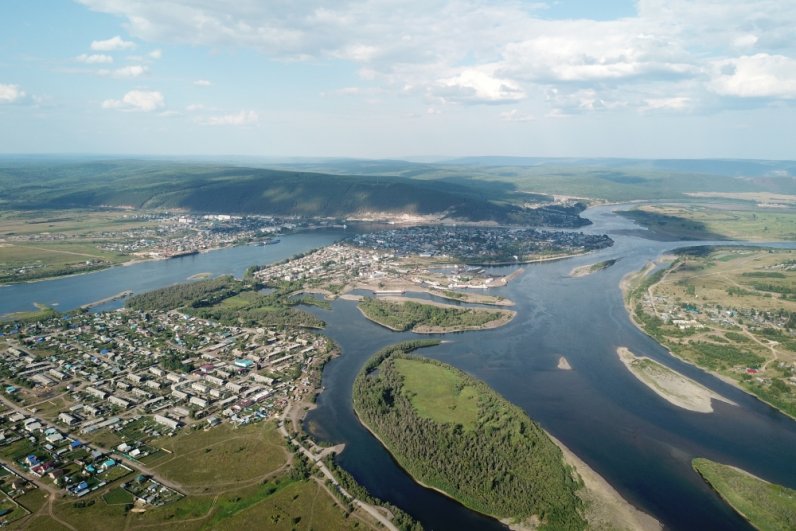 Киренск расположен на острове в слиянии двух рек - Лены и Киренги.