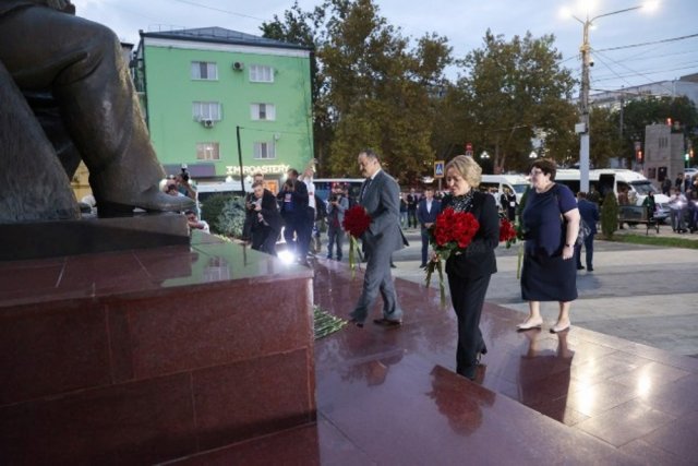 Сергей Меликов и Валентина Матвиенко возложили цветы к памятнику поэту.