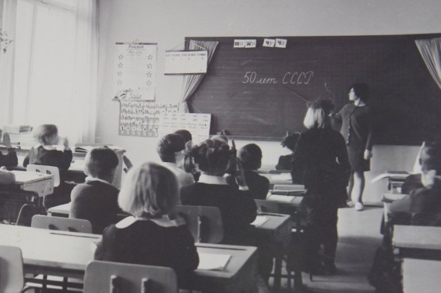Урок в первом классе средней школы №31 Белгорода, который ведёт М. Ф. Дединева