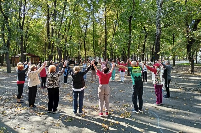 Тренировки девушек 60+ в ростовском парке Революции проходят в любую погоду.