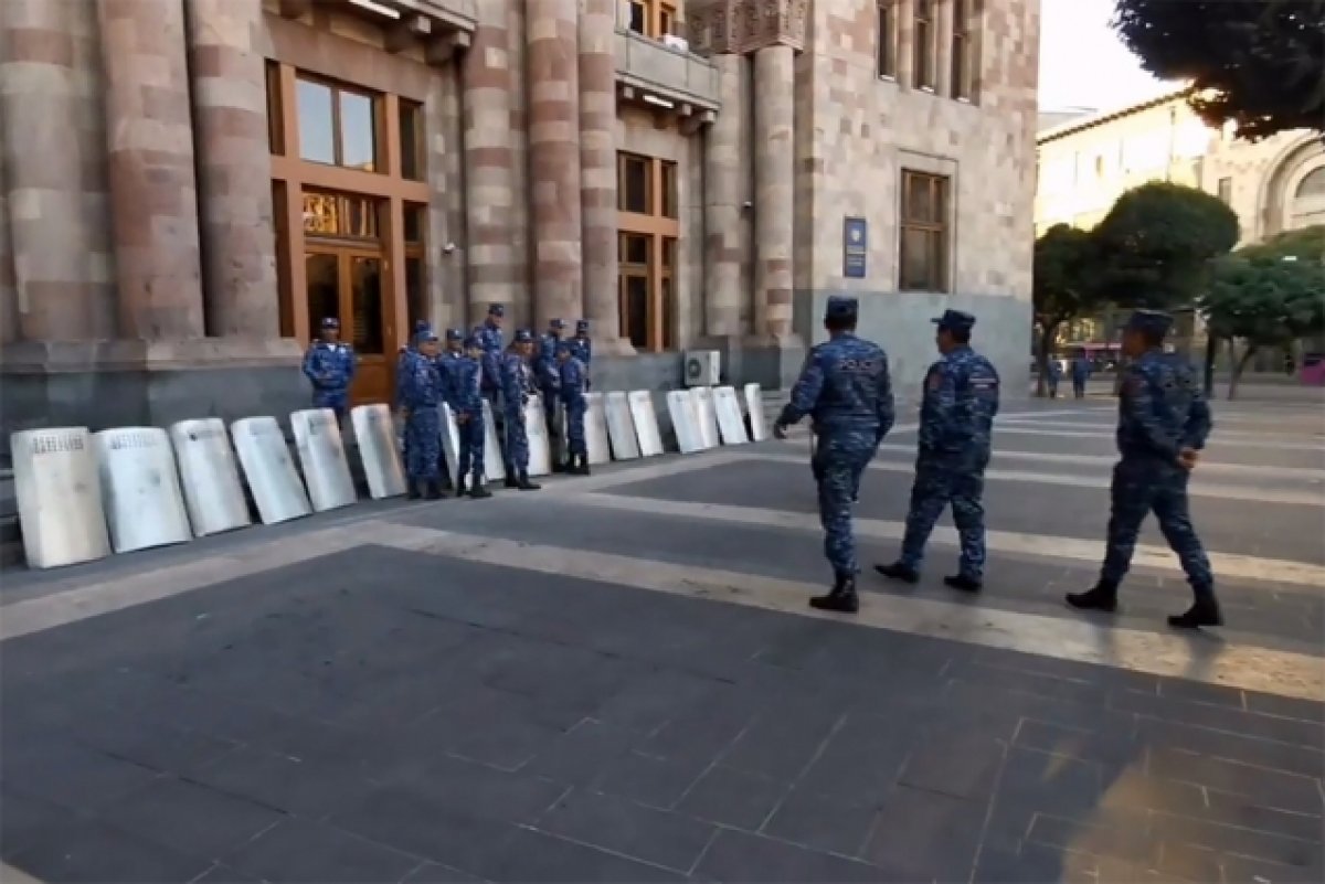 В центре Еревана оппозиция начала акцию протеста