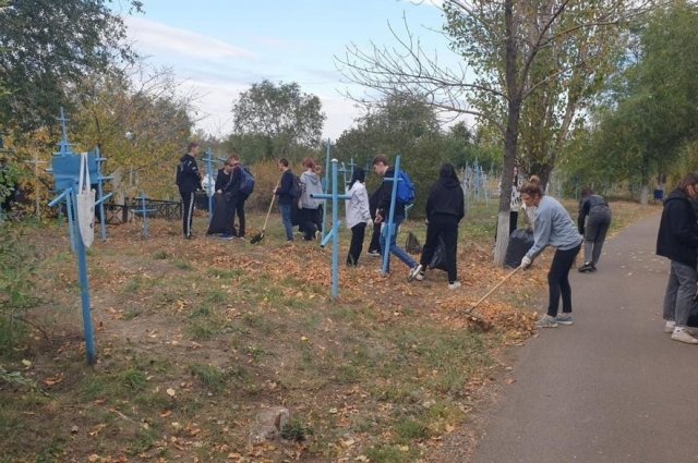 Помня об ушедших: юные активисты Оренбурга провели субботник на кладбище.