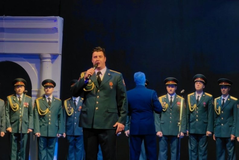 На мероприятии выступил солист ансамбля национальной гвардии Москвы Кирилл Суслов.