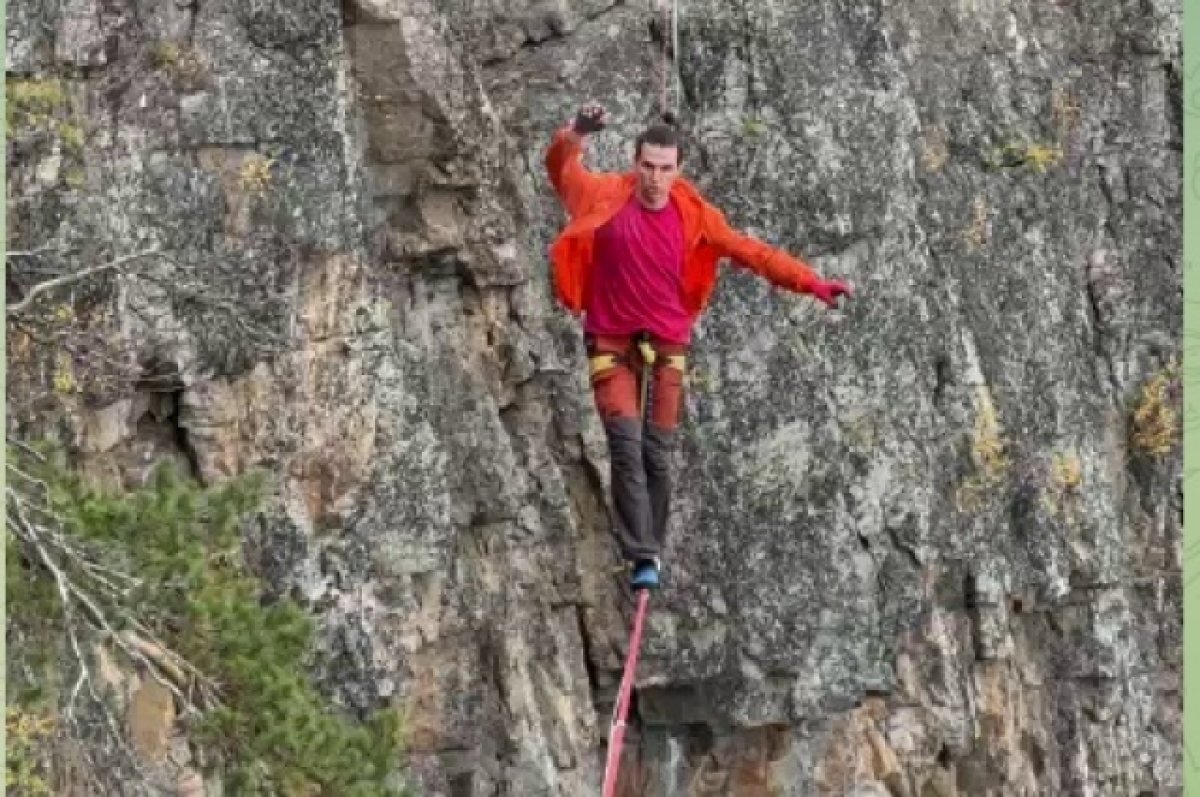 Тропа между скал 6 букв. Феррата 8. Жена феррата. Ferrata рота. ВИА феррата Приморский край Екатериновский массив.