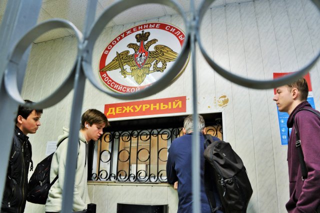 Призывники пришли в военный комиссариат Кунцевского района Москвы, чтобы пройти медицинскую комиссию.
