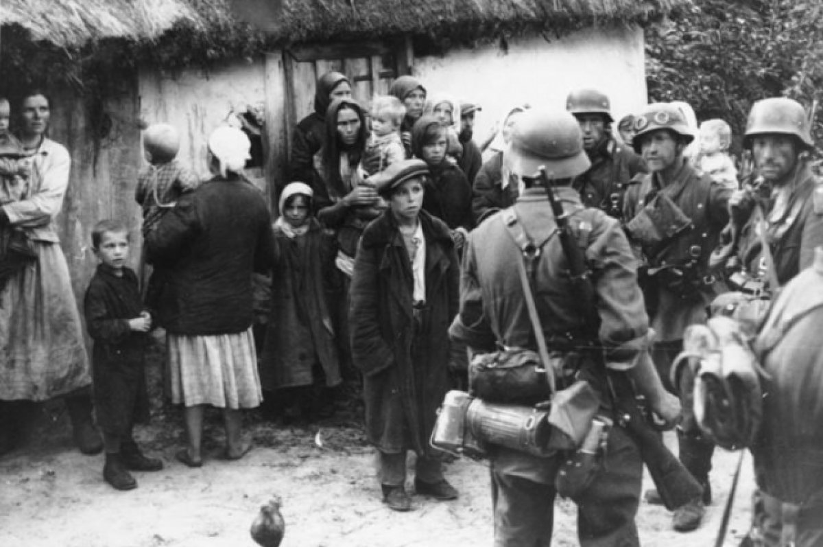 Деревня мирных жителей. Немцы и дети в деревне 1941-1945. Немецкие солдаты в деревне.