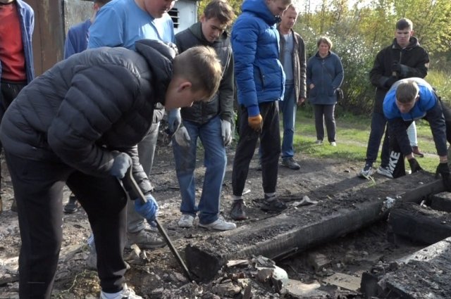 Волонтеры помогли убрать остатки сгоревшего дома